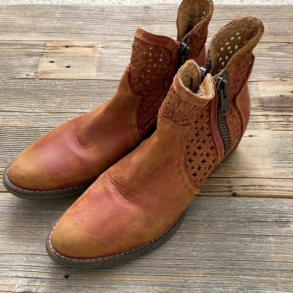 Circle G Coral Red Cutout Shortie Boots. Size 9. - Picture 3 of 9